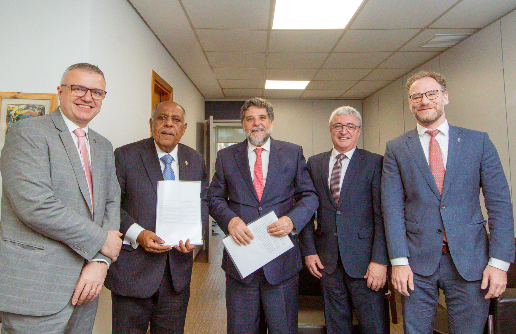 Minuta de Resolução que estabelece critérios para a concessão do vitaliciamento é entregue na sede do CNJ em Brasília